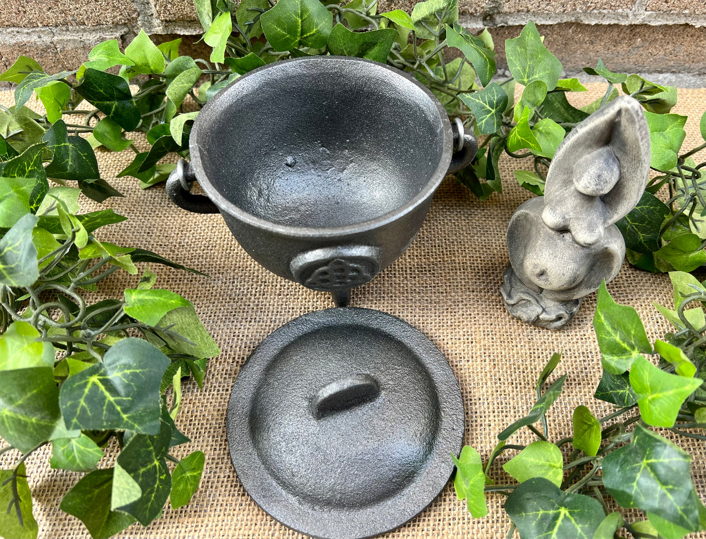 Triquetra Medium Cast Iron Cauldron with Lid 4.5 inch