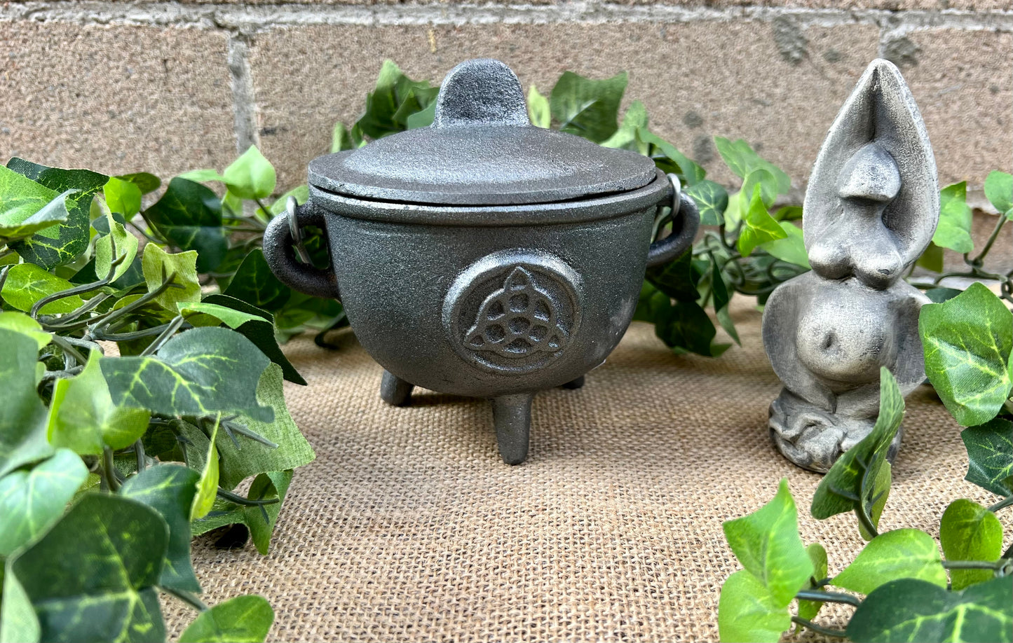 Triquetra Medium Cast Iron Cauldron with Lid 4.5 inch