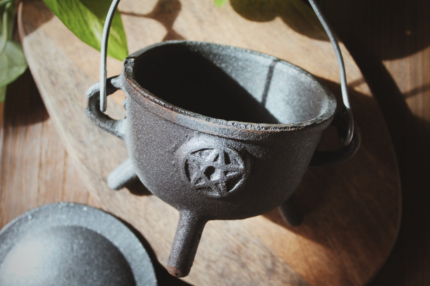 Pentagram Medium Cast Iron Cauldron with Lid 4.5 inch